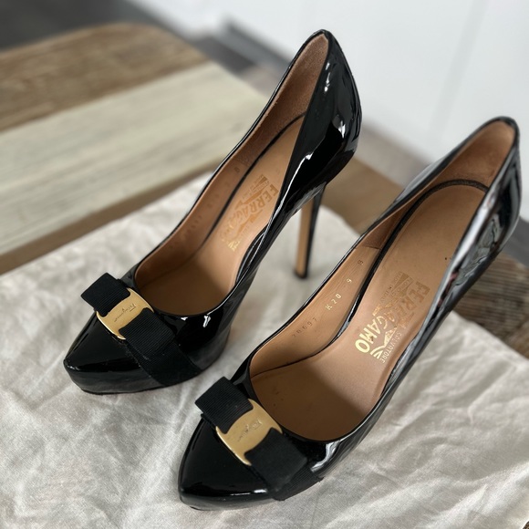 Salvatore Ferragamo Women's Pumps Sz 9 - Picture 2 of 7